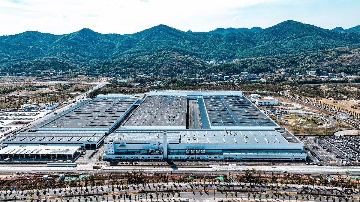 AITO問(wèn)界M7全國(guó)交付季啟動(dòng)，首批用戶喜迎智慧出行新伙伴